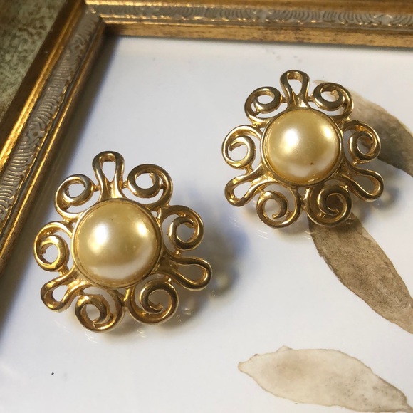 Vintage stud earrings with pearls - Picture 4 of 6